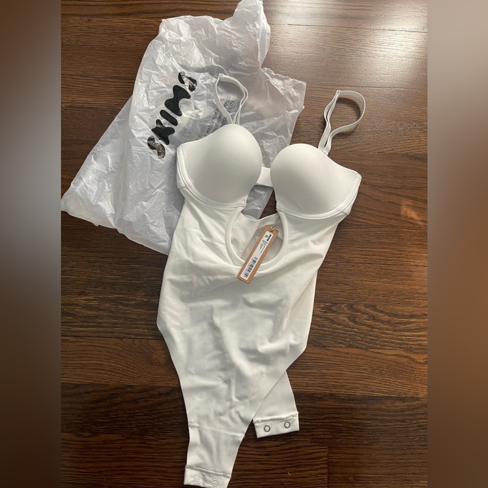 SKIMS deep plunge shapewear bodysuit - NWT